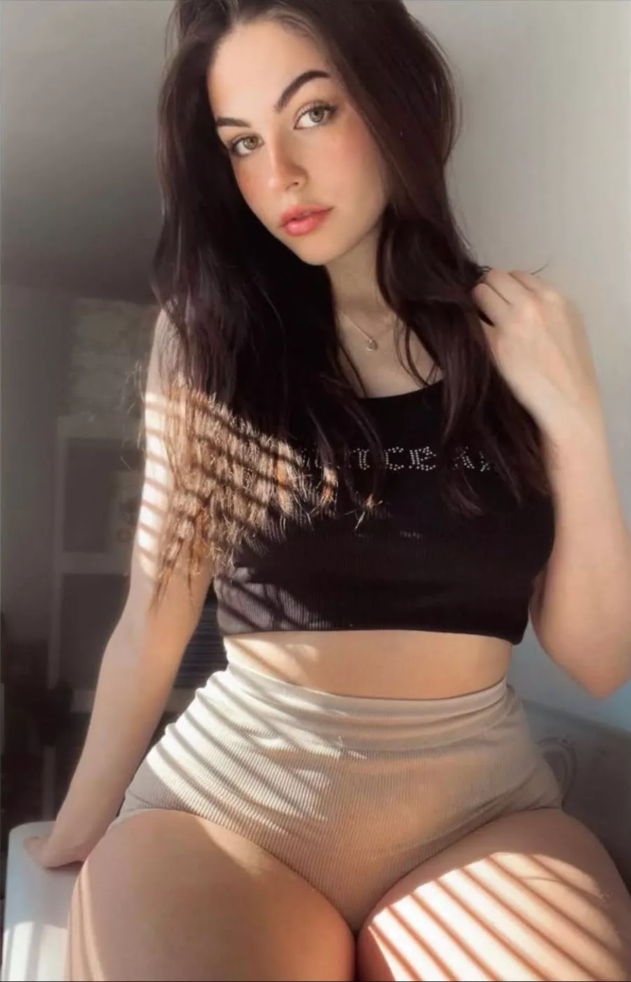 Sitting pretty (F)
