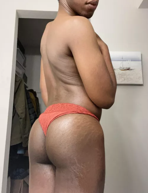 Slap your dick on my cheeks 🍑