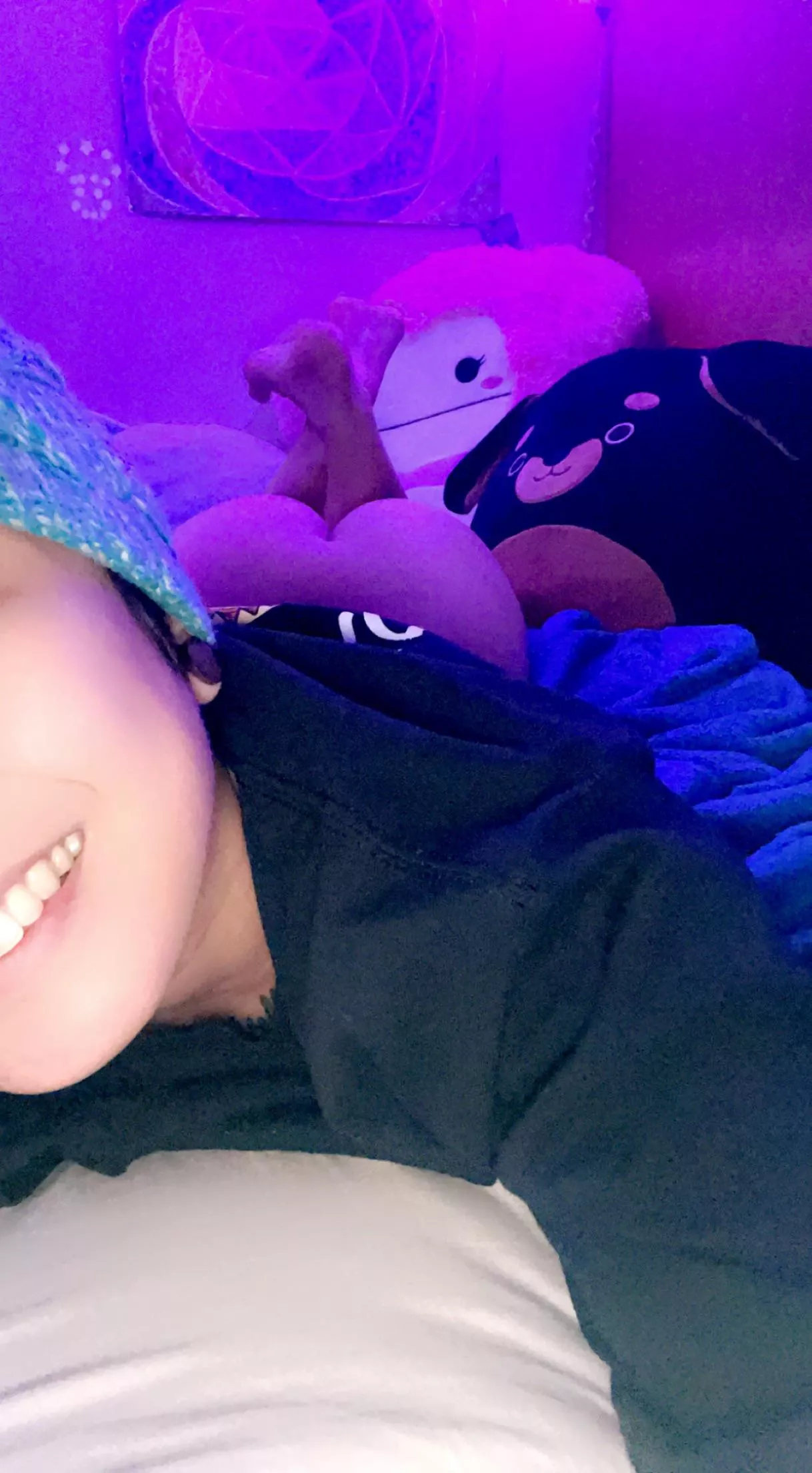 Smiling as I imagine you slapping my Filipina ass😈🍑😉