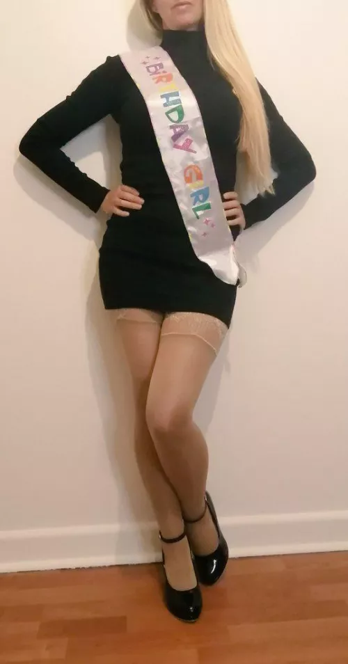 Smooth Glossy Nylon legs 😉💋