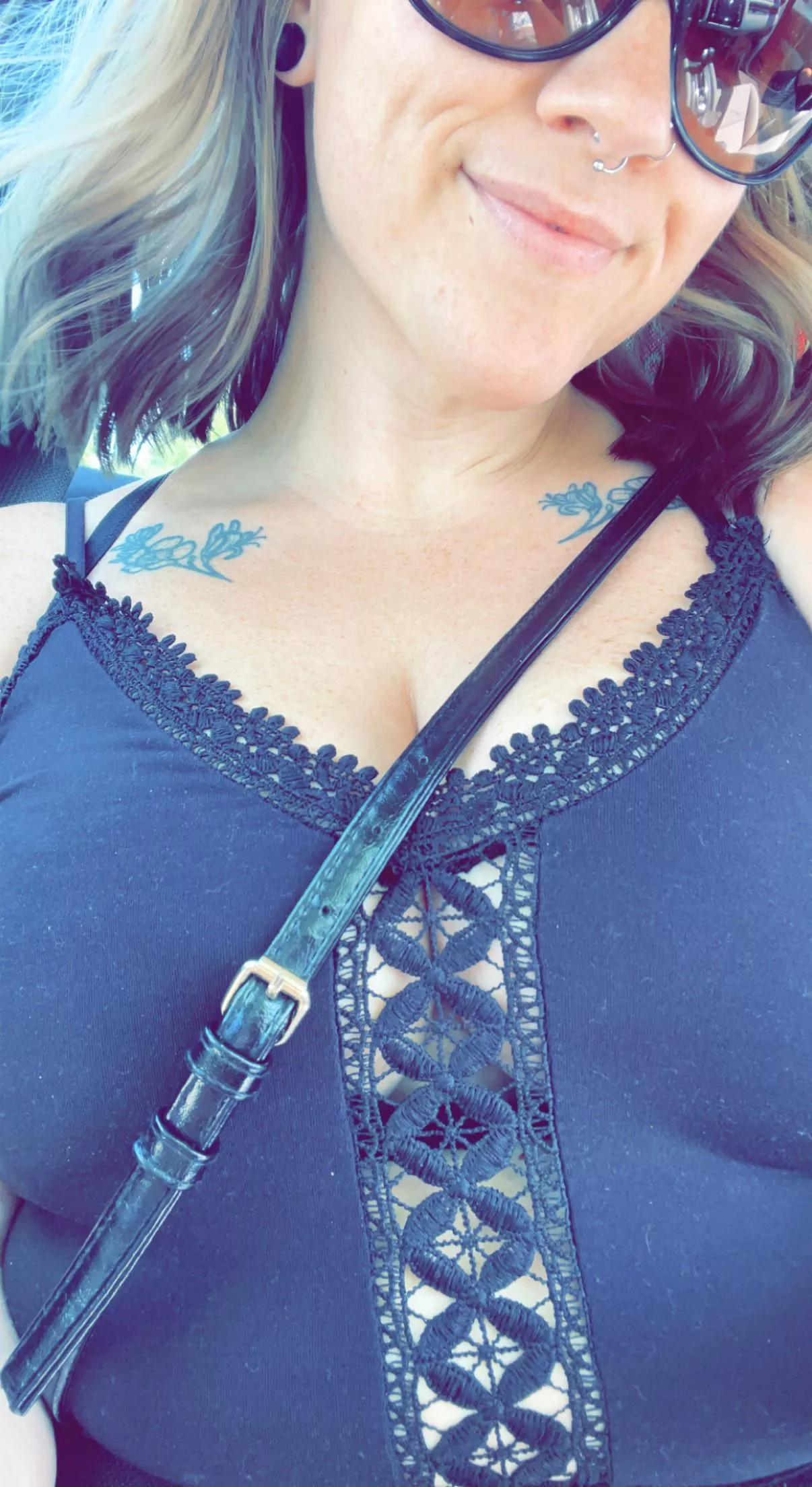 Sneaky cleavage 😏😏