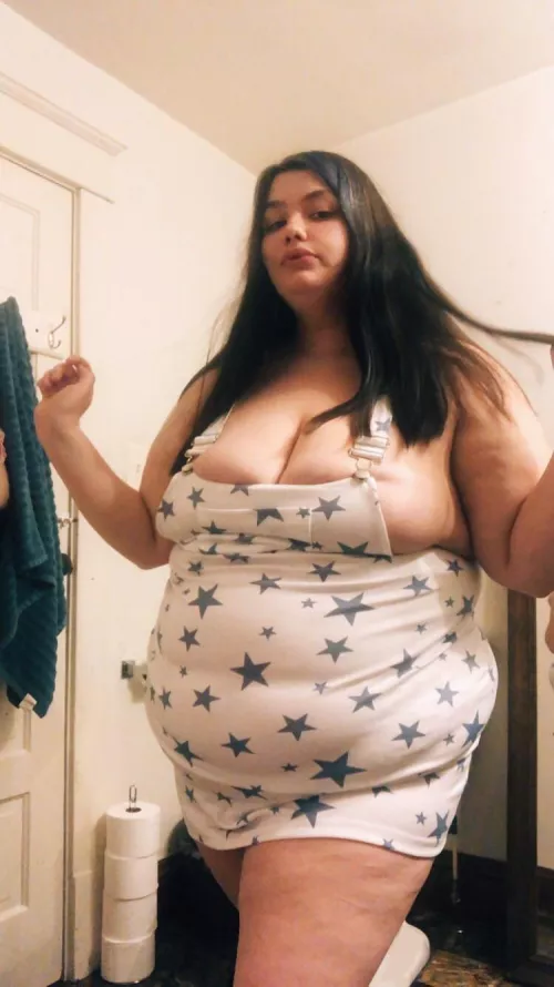 Sorta busting out of this overalls dress, but its definitely cute af 🙈💕