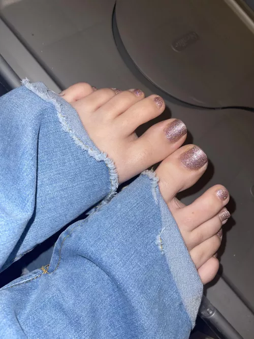 Sparkly nails and flare jeans …
