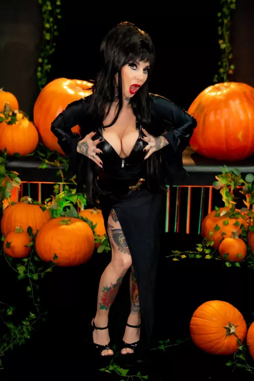 Still thinking about my Halloween Elvira Cosplay ! By Joanna Angel 😊