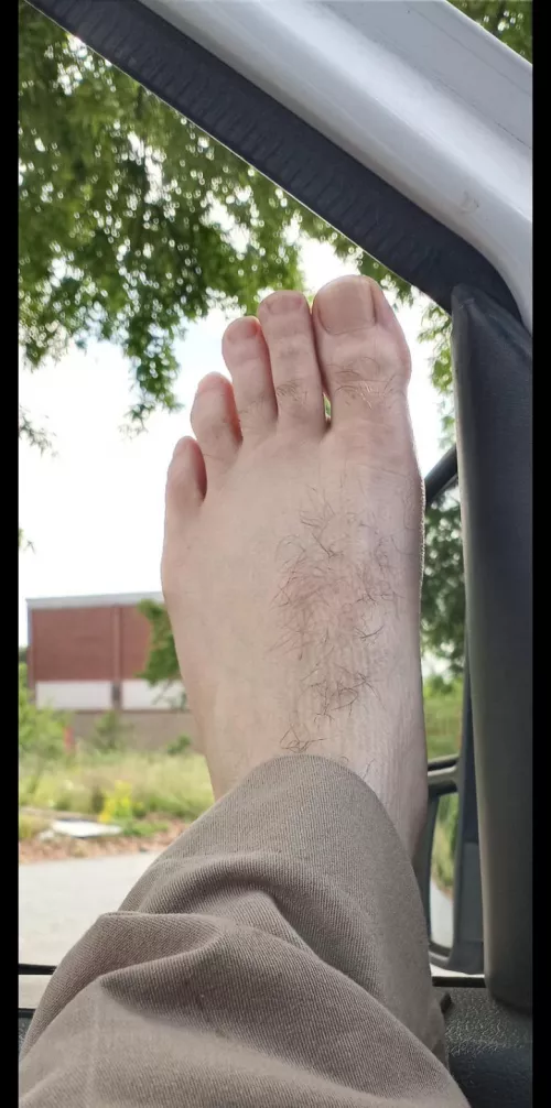 Straight and married but you can come love my feet and get daily content 🦶👀💰