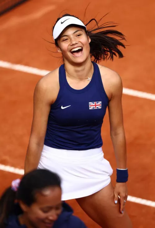 Stroking to Emma Raducanu right now! Who helps me to cover her?