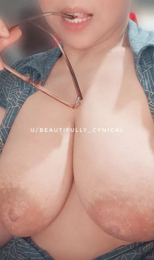 Stuck in an early morning meeting and I'm thinking of what to have for lunch instead. (F)riday mode activated. Lol. TGIF everyone! 💋🎉