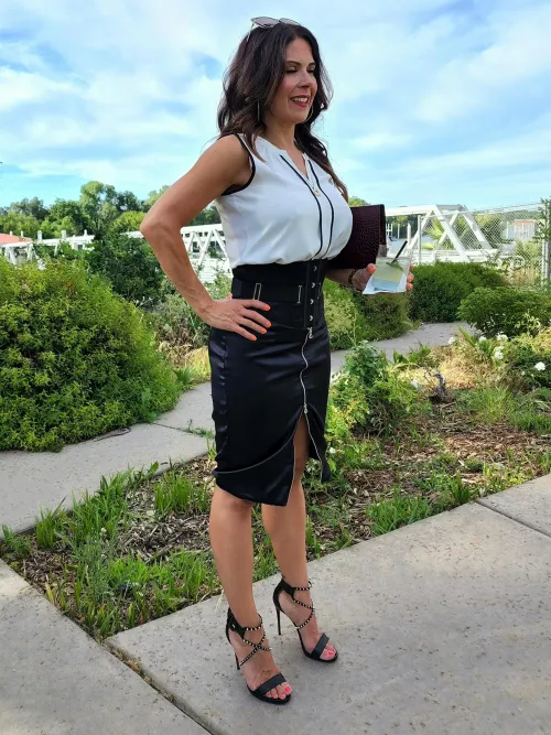 Such nice young boys at the Executive Club. Always offering to bring me drinks. So kind. (46F)