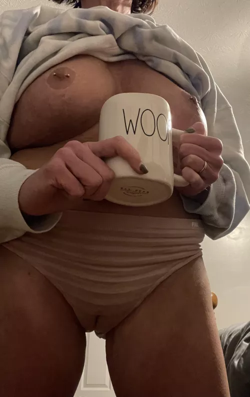 Sweatshirt and coffee kinda morning 🖤