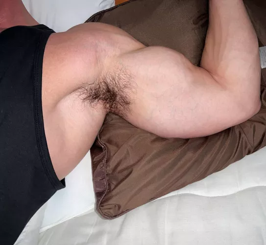 Sweaty pits! Back from the gym with no shower! 💪🏼💦🦍