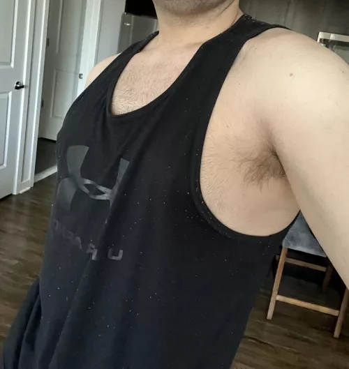 Sweaty side pit action 😏