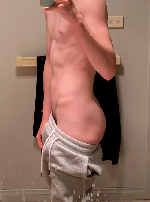 Taking a cheeky ass pic (19)