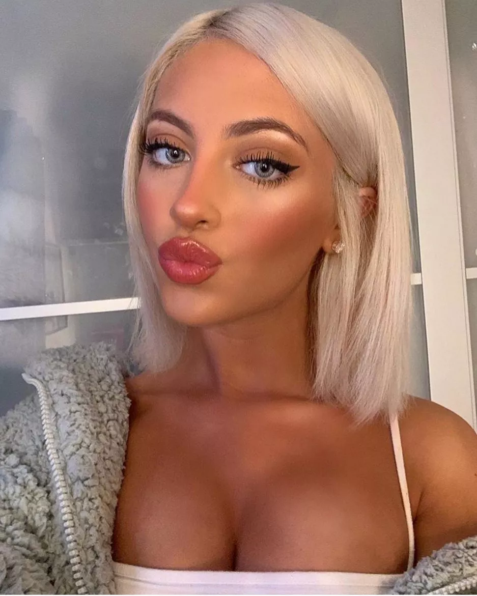 Tanned babe