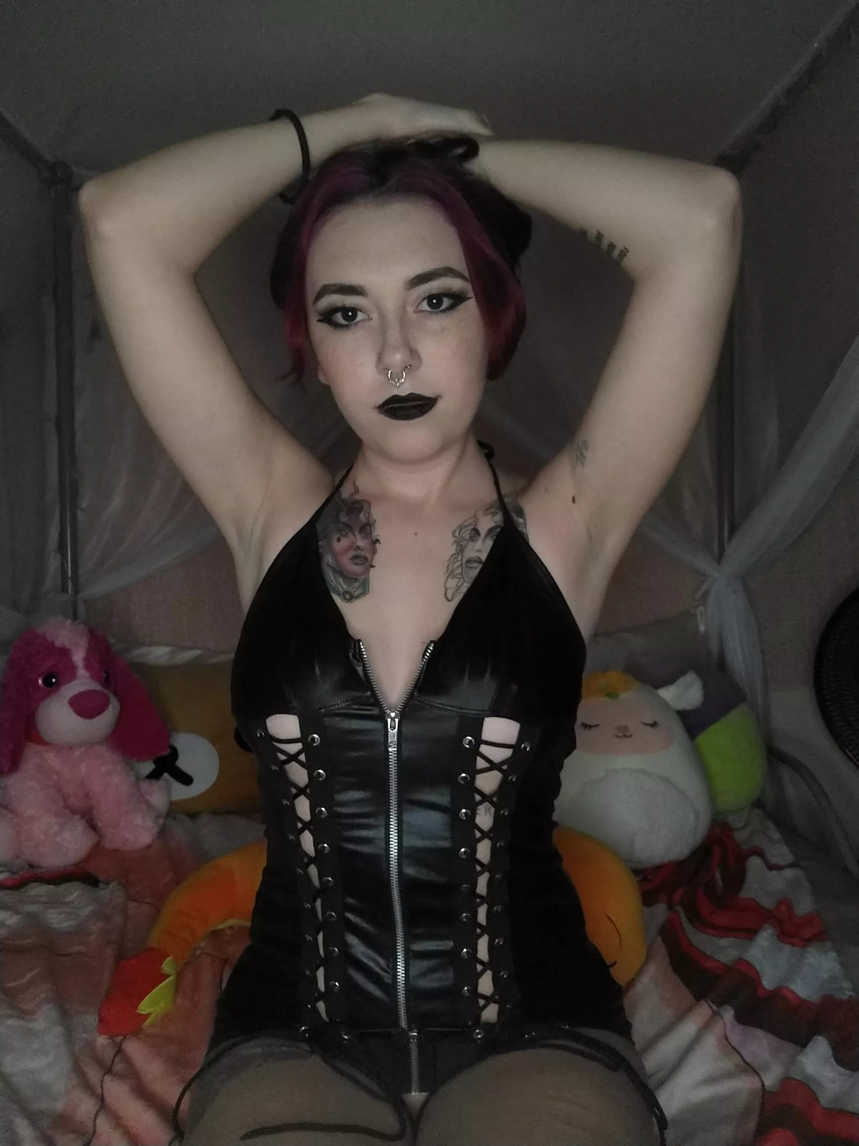 TATTED BABE IN A LEATHER DRESS 🖤