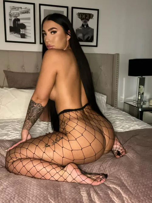 Tear off my fishnets 😈