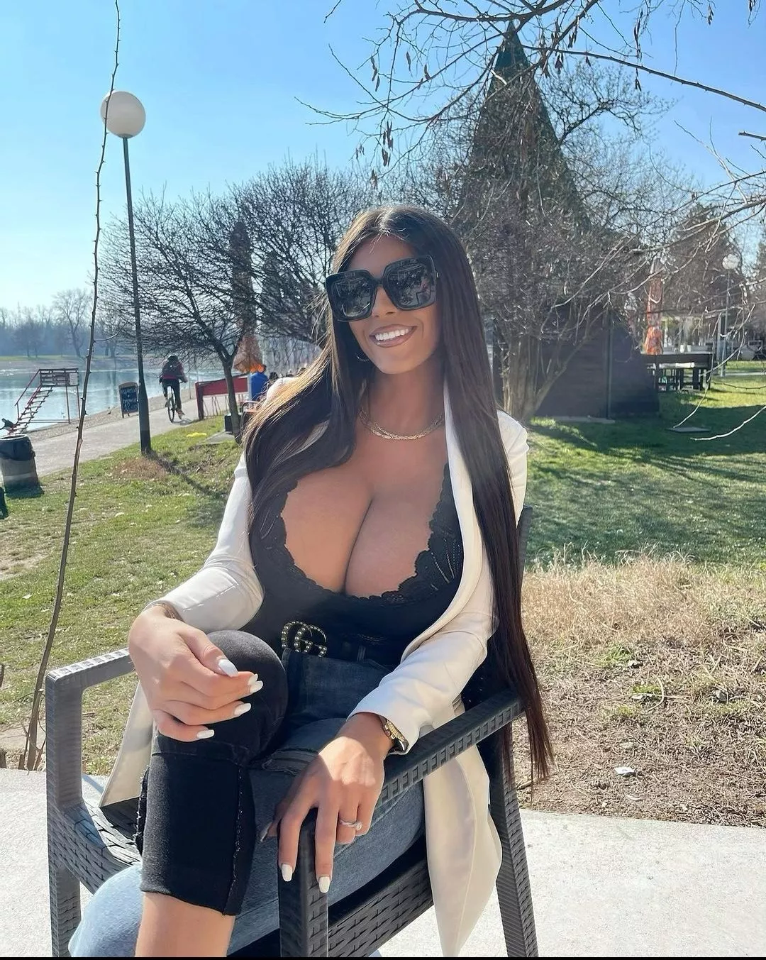 That cleavage 😍