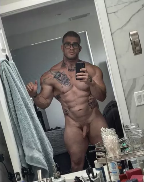 The 6ft1 305lb king of gains and showing off his elite physique and cock has arrived to Reddit.