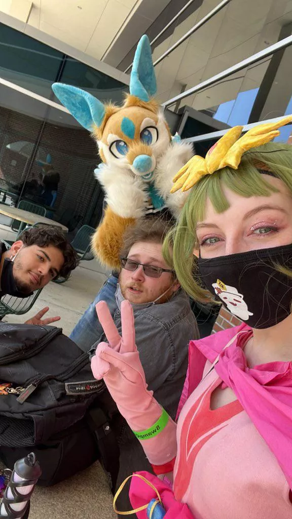 The Gang and a Floofer 😋