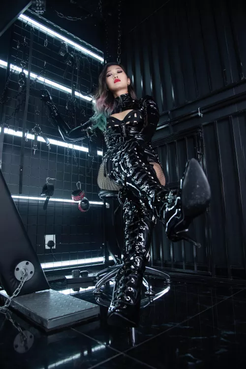 There are two type of human in the world: the Alpha women and the Beta men.