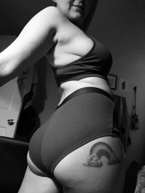 these boyshorts are getting a lil tight on this booty 😅