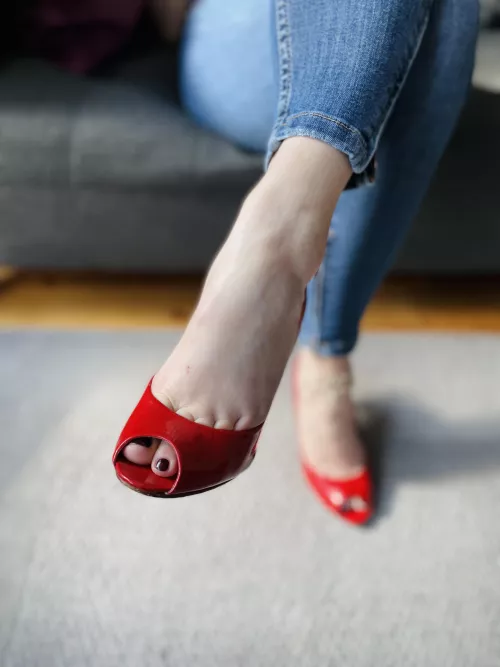 These red pumps really accentuate my toe cleavage 💋