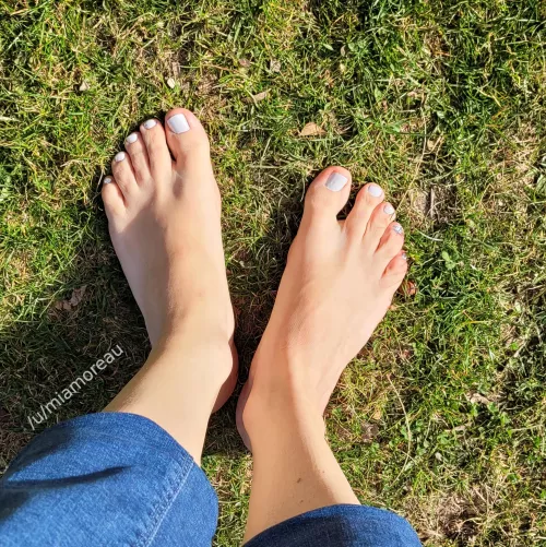 These toenails deserve to take a walk in the park!