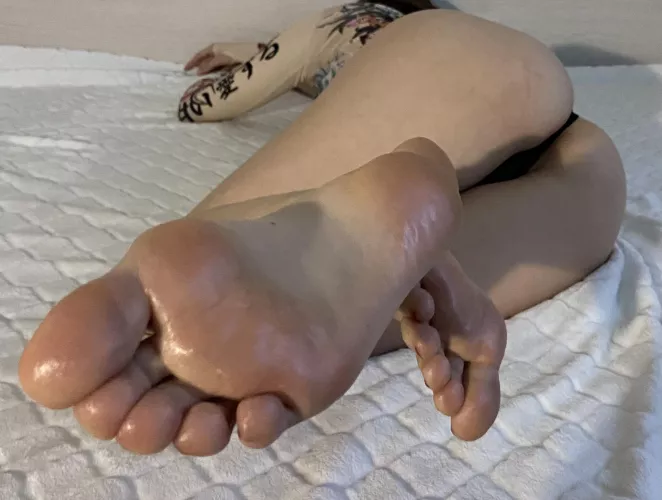 These velvet soles crave your touch, fulfill their desires🖤