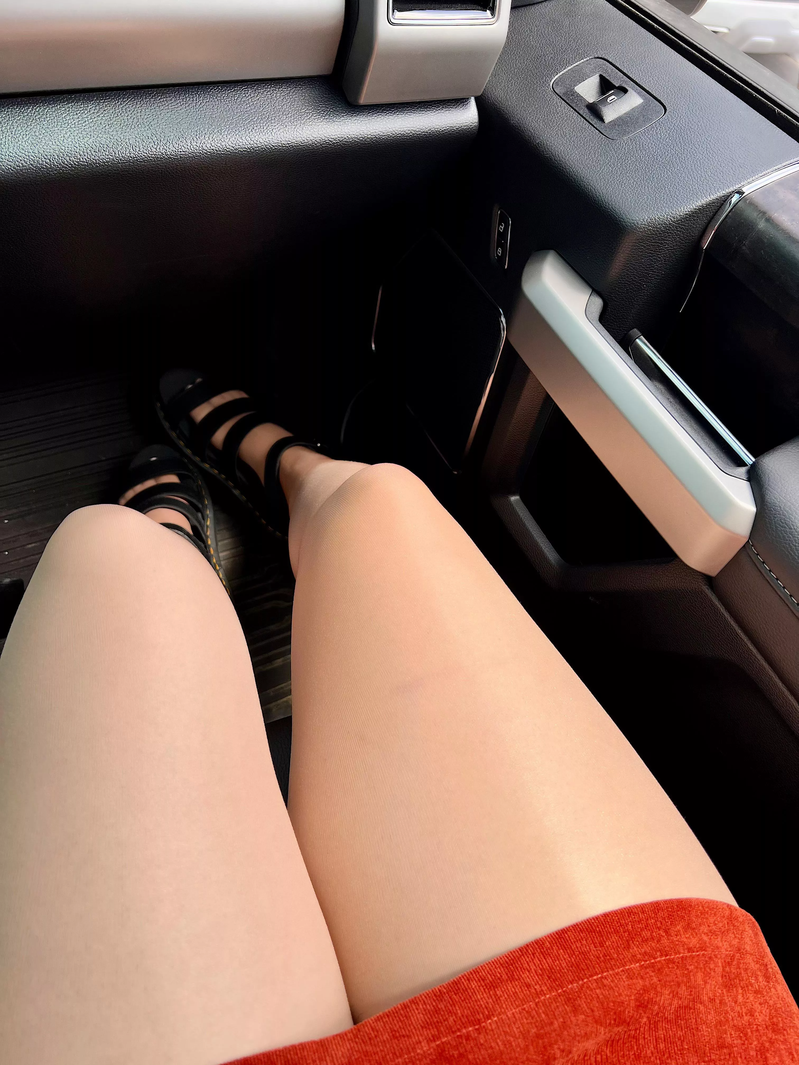 Thick thighs and nude tights. 😏