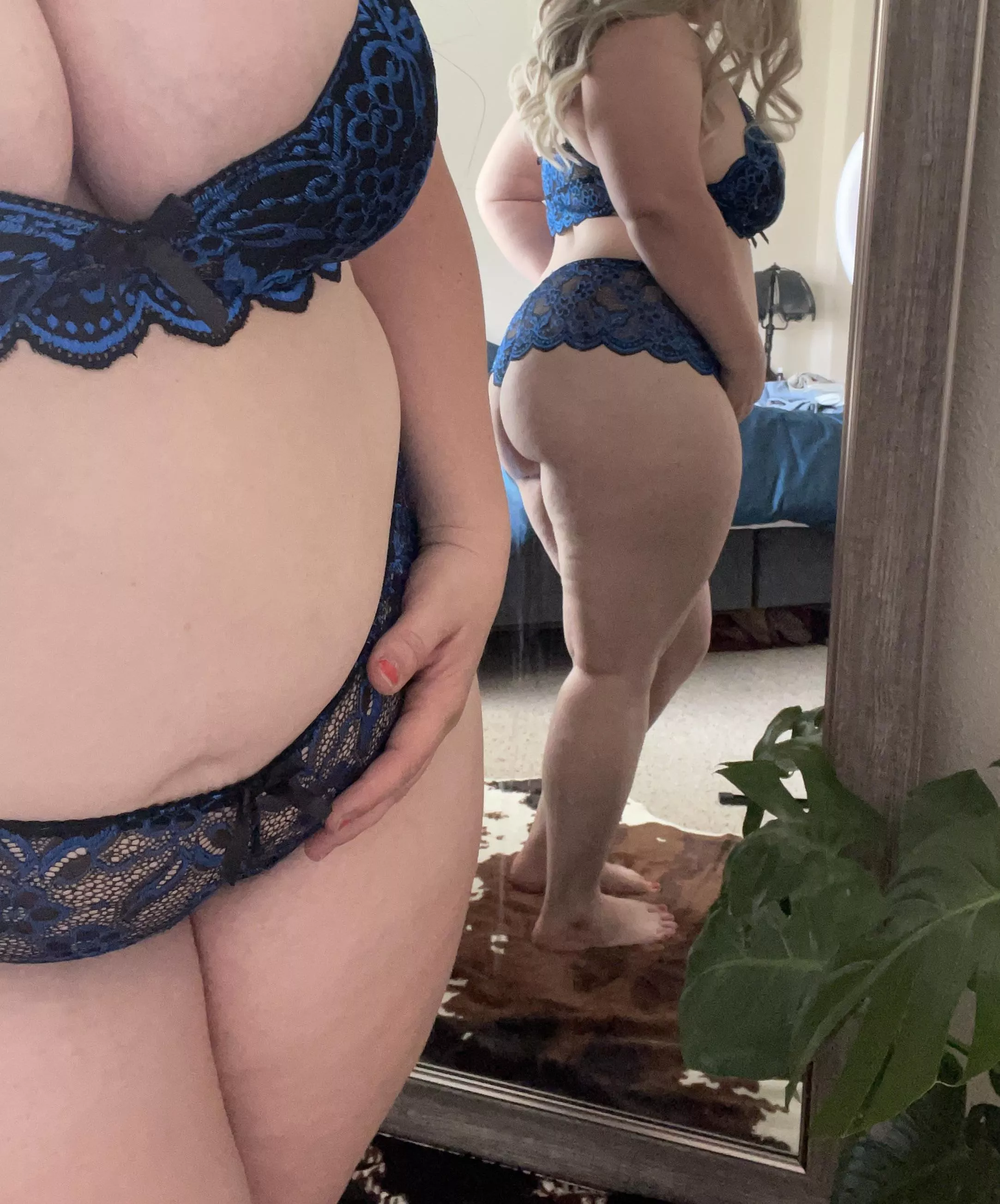 Thick thighs + preggo belly 💙