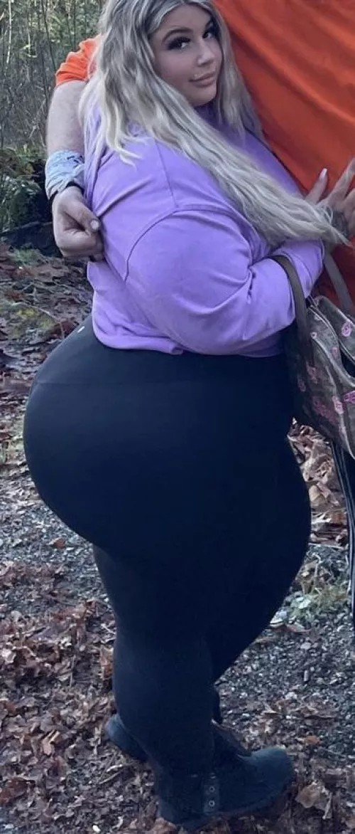 Thicksnoww: thickest of milfs