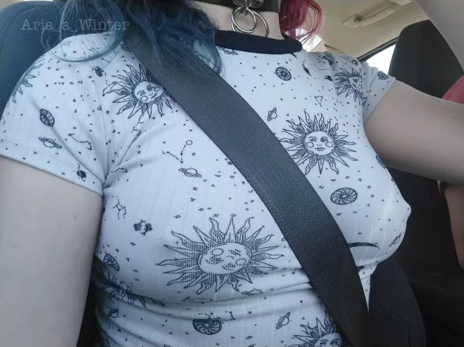 Thin tops look best without bras 😍