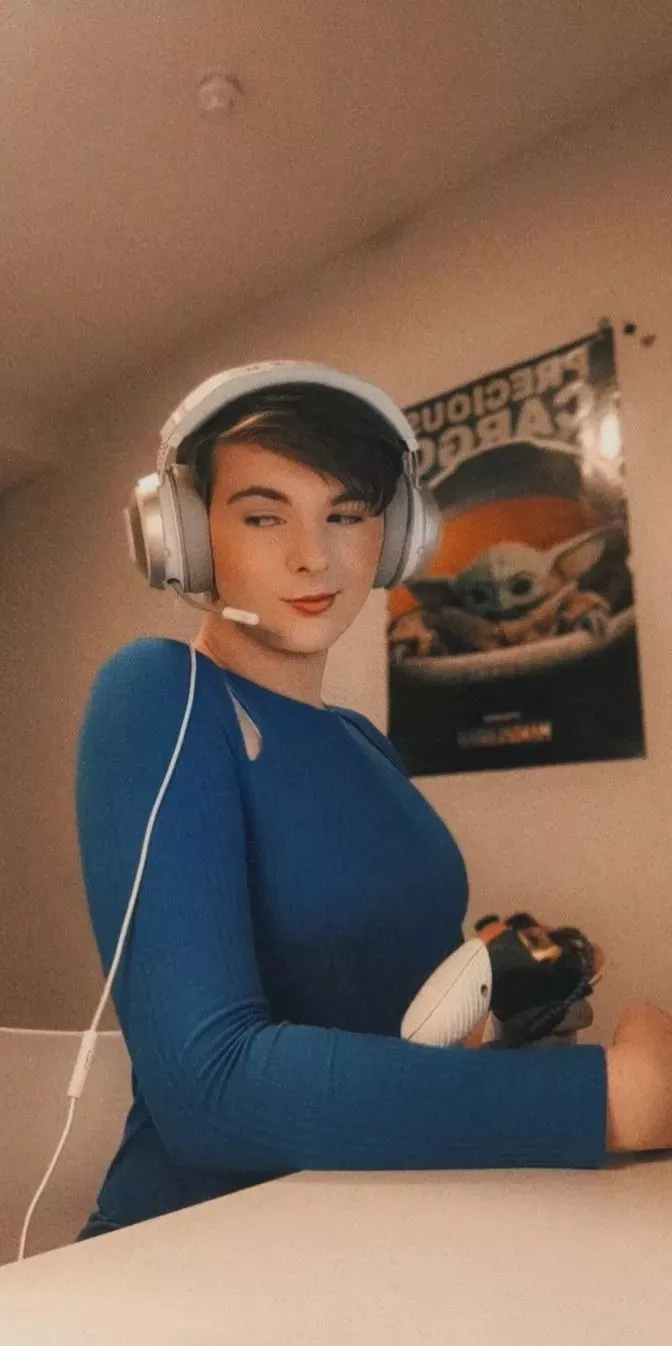 this is the first femme outfit I'm kinda confident with 👉👈