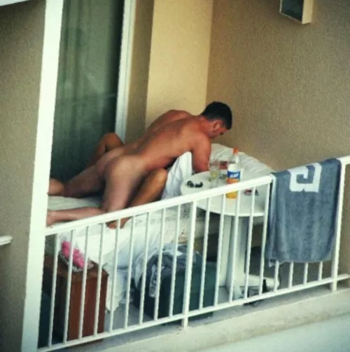 This is why you make sure your Hotel room has a balcony! 😍