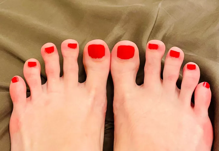 This little piggy went to market, this little piggy stayed home, and this little piggy went in your mouth for a good toe sucking 💜🦶💜