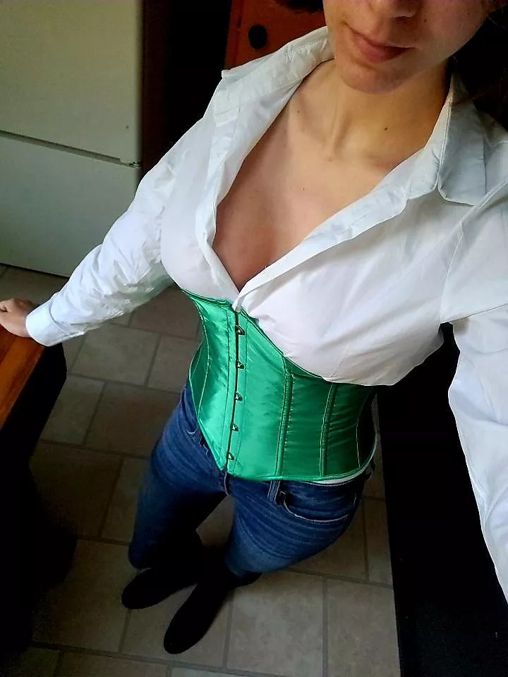 This top won't stay closed but I refuse to use the buttons