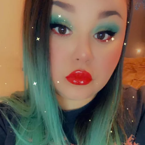 Throw back to Christmas with my favorite glossy red lip ❤️