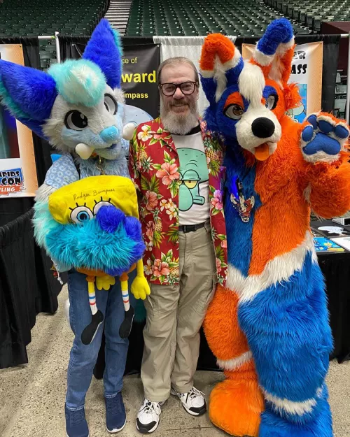 TidedPod and Glaycier Met Roger Bumpass! The voice actor of squidward at GRCC2022! 🥰💙🧡