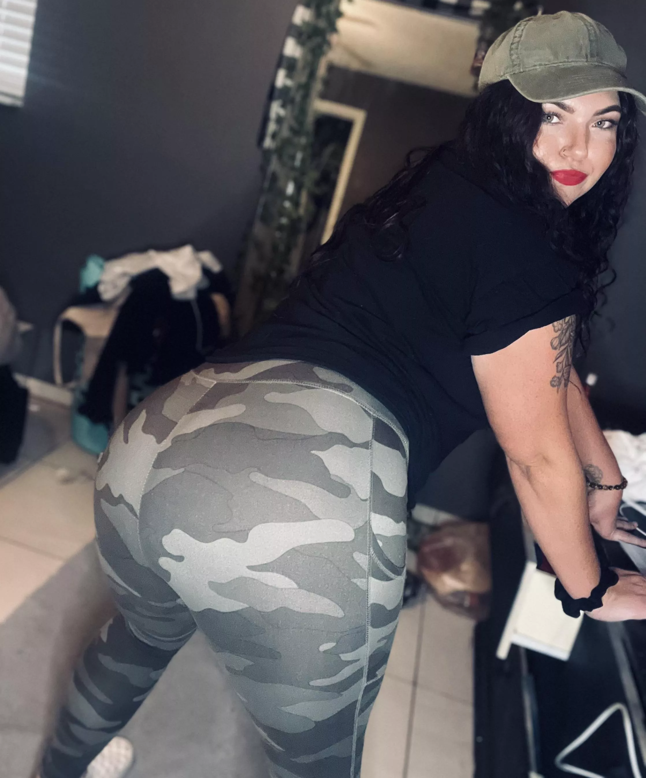 Tight pants like this make the booty look just right 😍😍