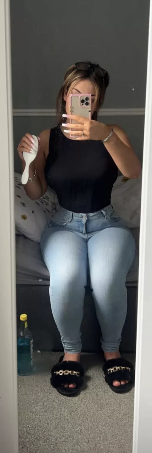 tiny waist 🥵