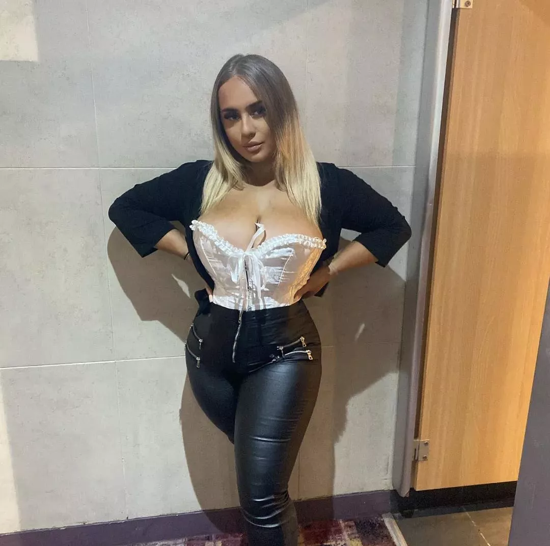 tits pushed up😍
