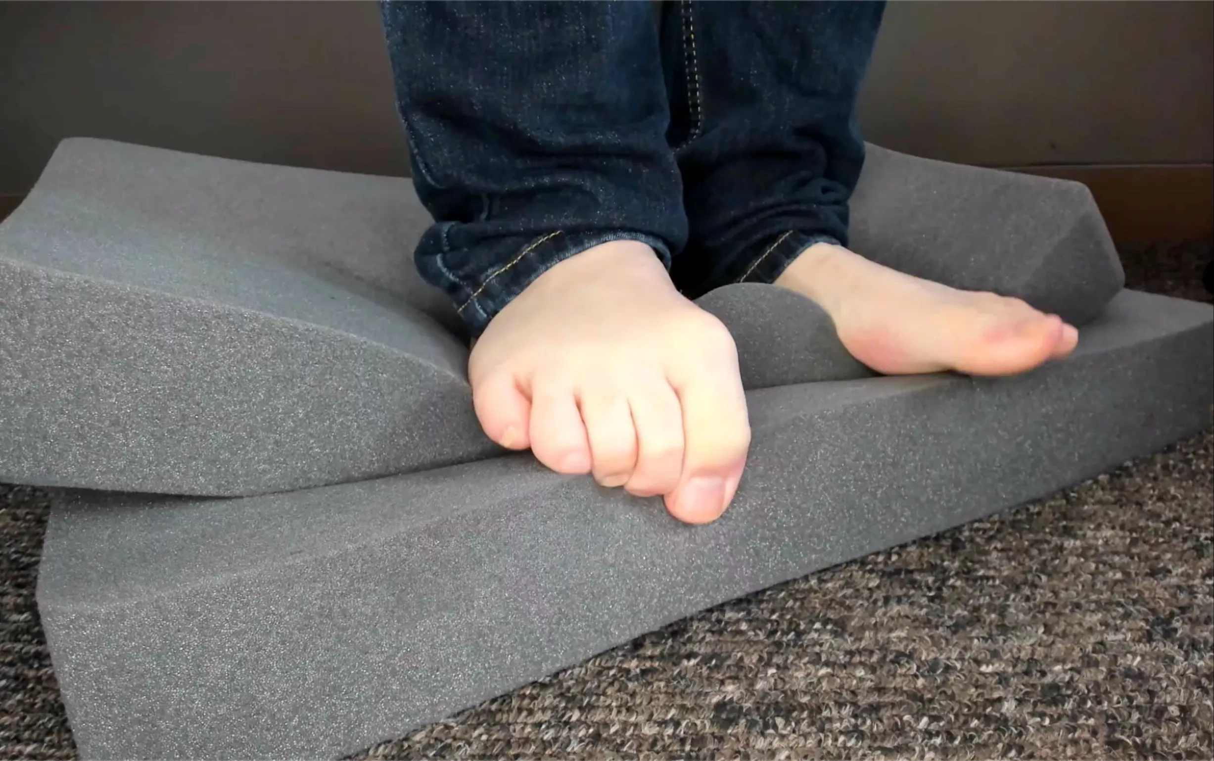 Toes Gripping Foam - Repost from /r/ToeTrance