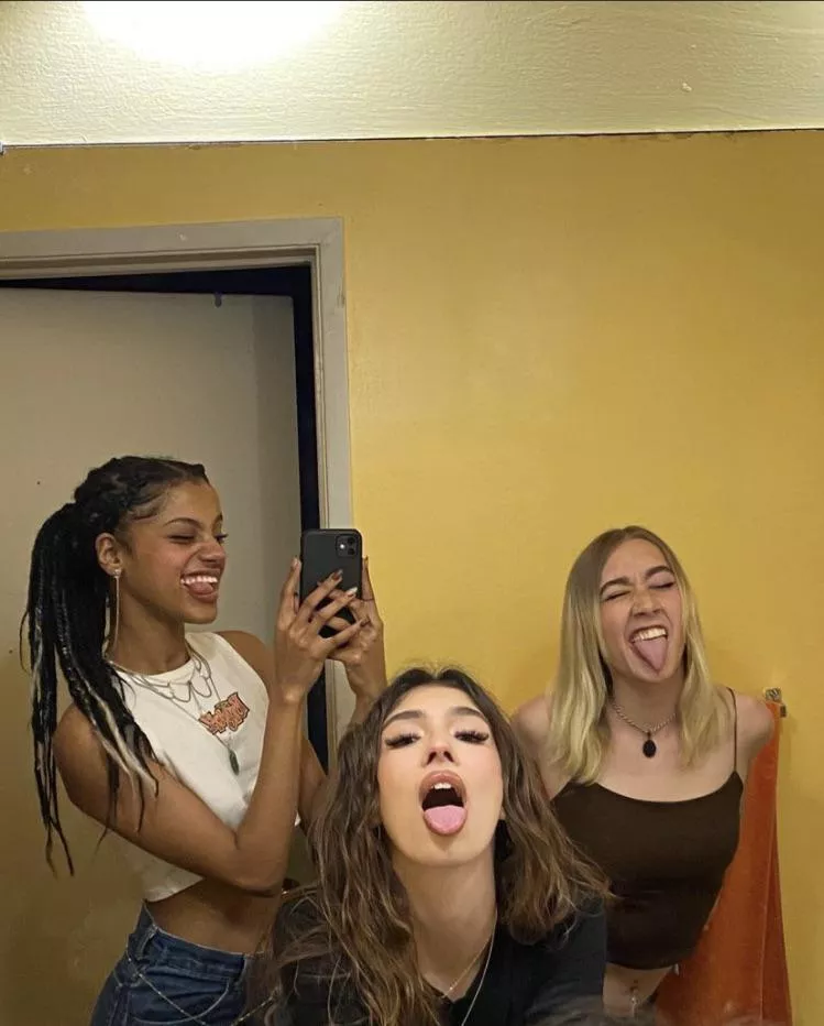 Tongue all out 👅