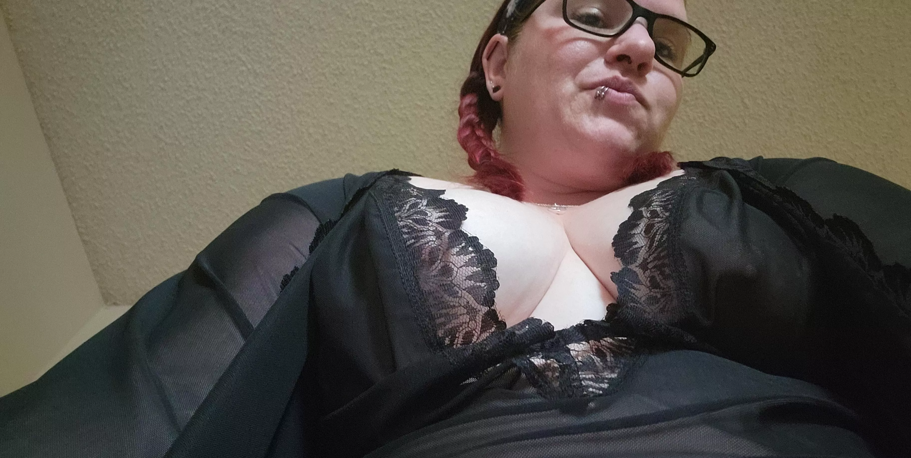 Traveling in a new town for work. All alone and horny. You see me doing squats in the hotel gym. What do you do? Traveling in a new town for work. All alone and horny. You see me doing squats in the hotel gym. What do you do?