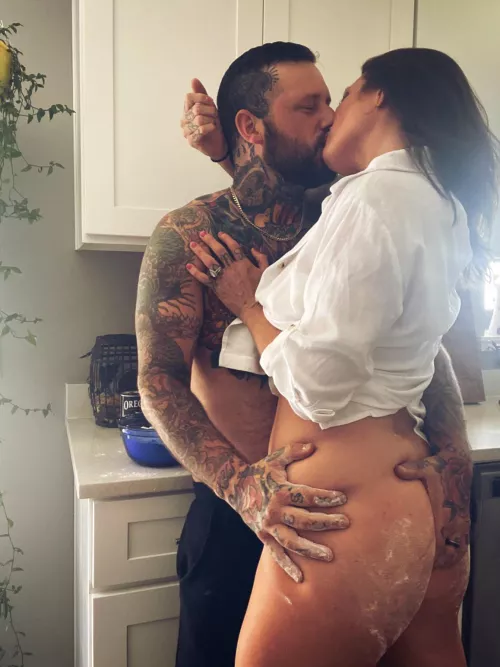 Tried baking some cupcakes yesterday but ended up getting flour all over my ass and cum all over my feet! 😂🥰