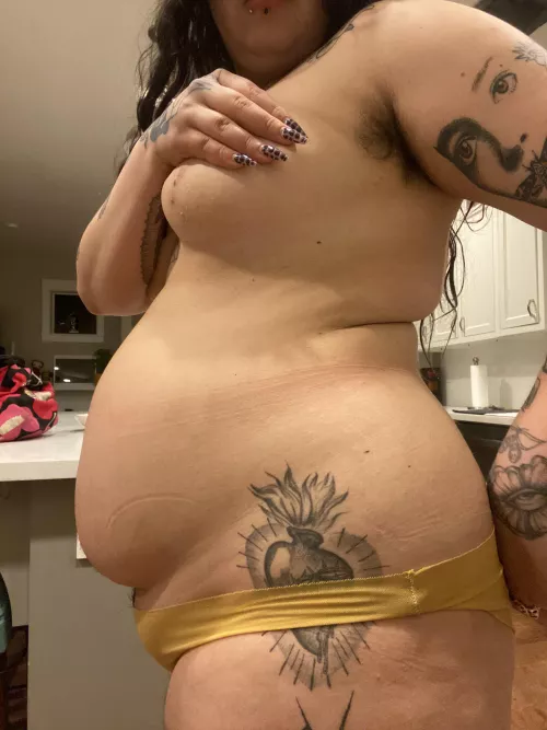 tried to make an april fools joke about being pregnant but of course people believed me with the way my gut looks 😭🤰🏻 [24] [OC]