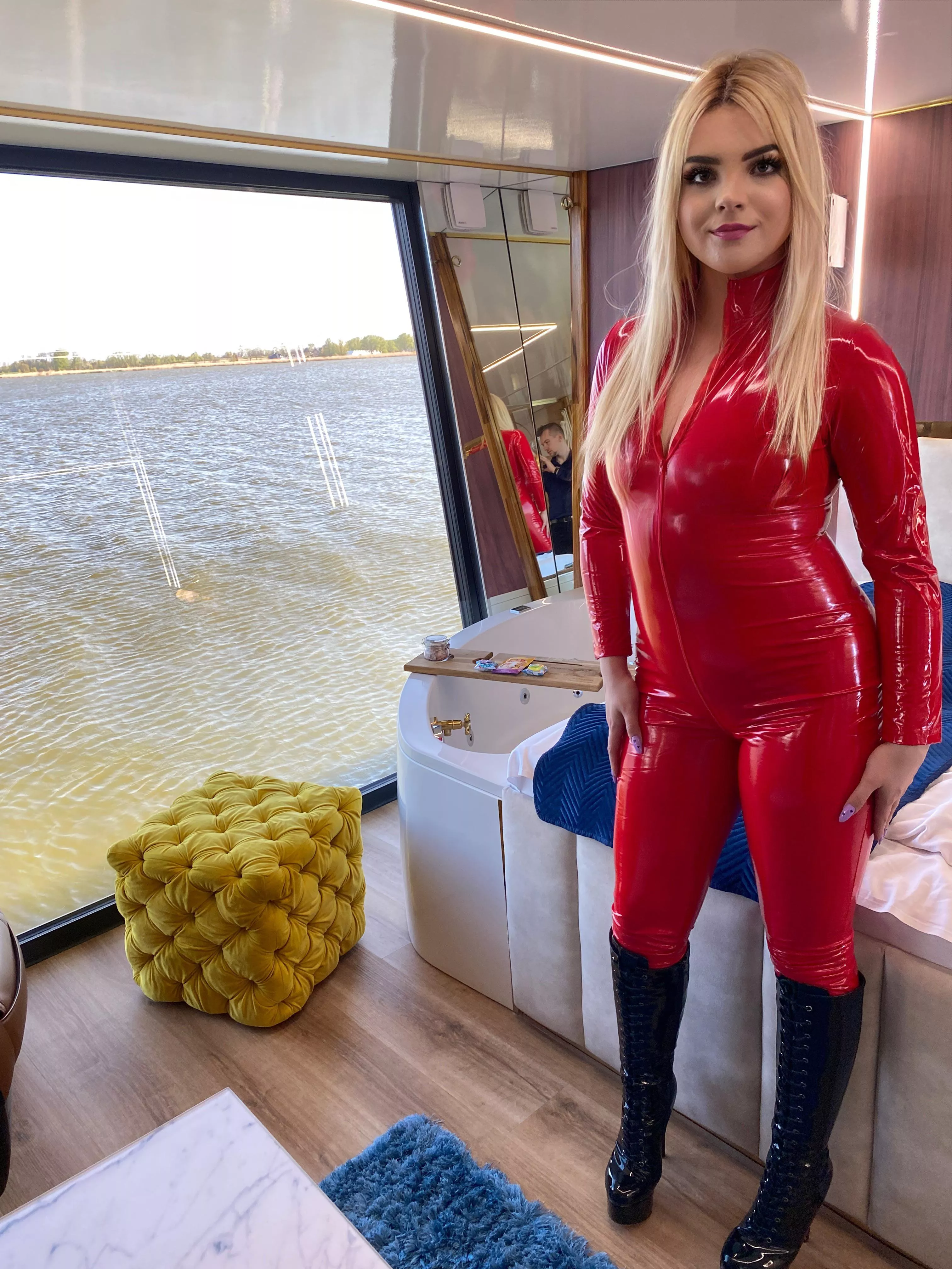 U know what this smile mean, time for some bdsm on ship 😈