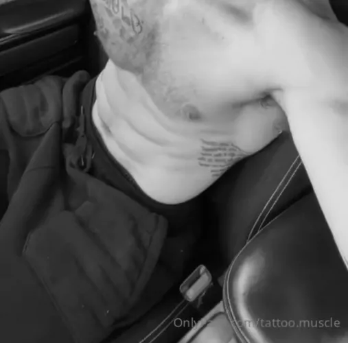 Veteran bodybuilder driving commando and shirtless after workout. Full video. ⬇️🔥