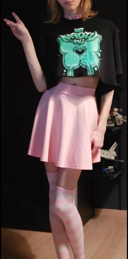 Vibing in my croptop😌