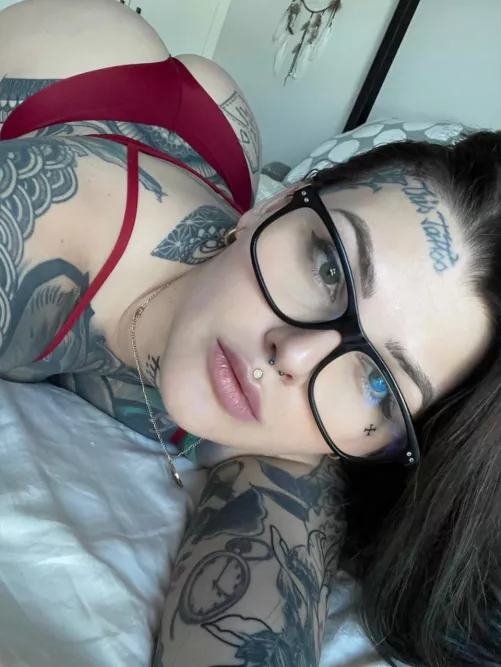 Waiting for my husband like 🙋‍♀️ [image]