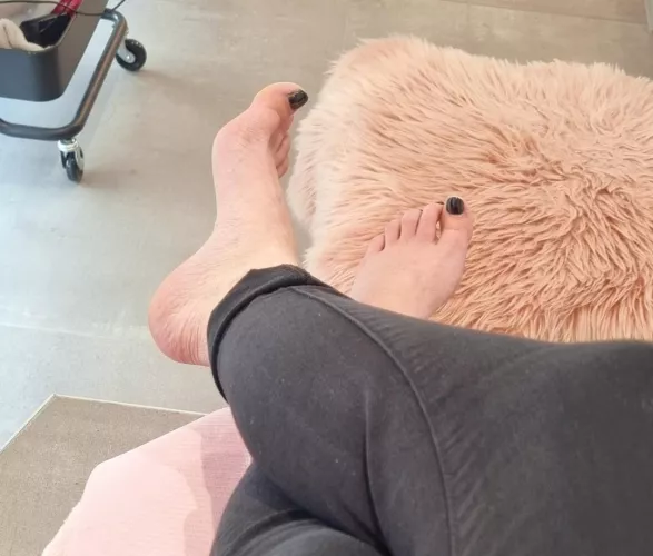 Waiting for my new pedicure... Guess what color I’m gonna make? Little tip, check my others photos. It looks like my hands nails 😜